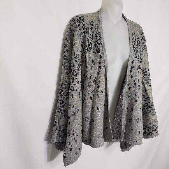 CAbi Womens Cape Wrap Sweater OS One Size Gigi Gray Leopard Animal Print 3115 - Picture 4 of 10